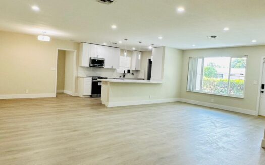 700 SW 4TH CT HALLANDALE 33009