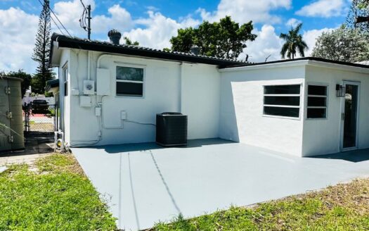 700 SW 4TH CT HALLANDALE 33009